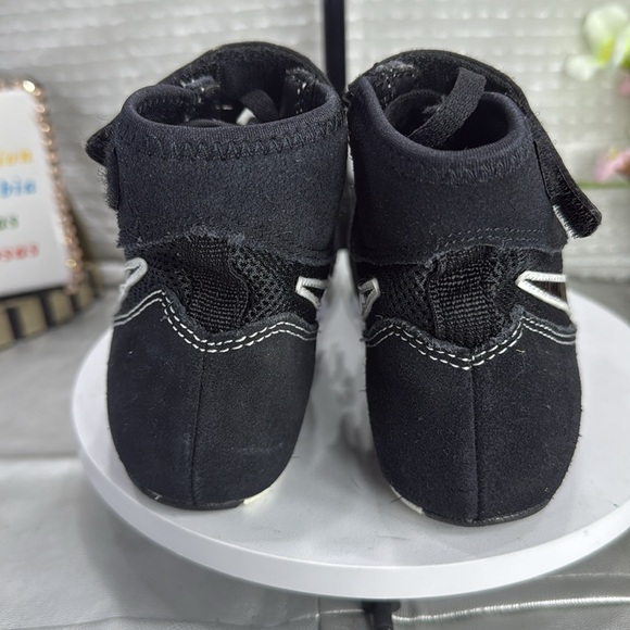 (N1) Nike Kids Black and White High-Top Sneakers, Sz 2Y - Picture 3 of 10